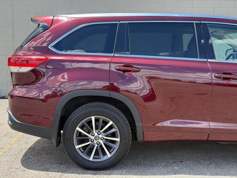 Used 2017 Toyota Highlander XLE w/ Carpet Mat Package AWD/4WD image 13