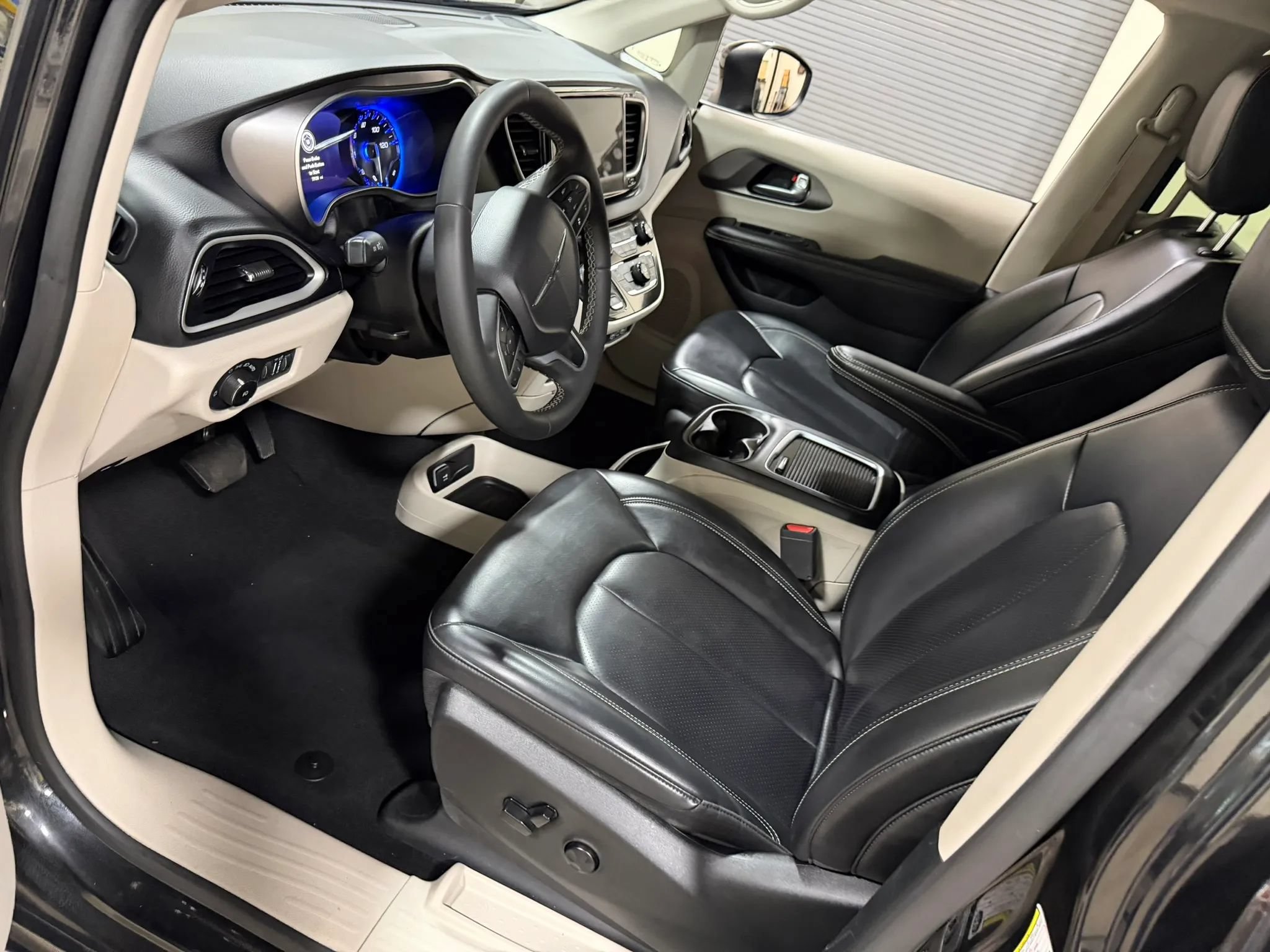 Used 2023 Chrysler Pacifica Touring-L FWD image 44
