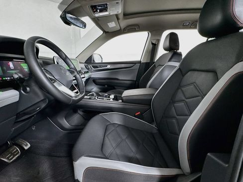 Used 2024 Volkswagen Atlas Peak Edition SE AWD/4WD image 11