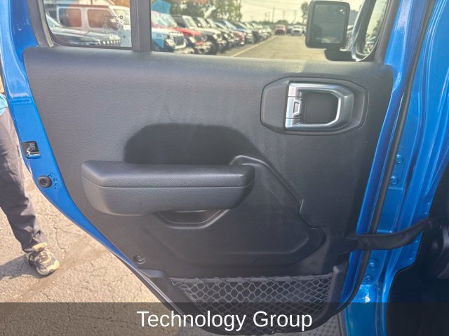Certified 2023 Jeep Gladiator Sport AWD/4WD image 19