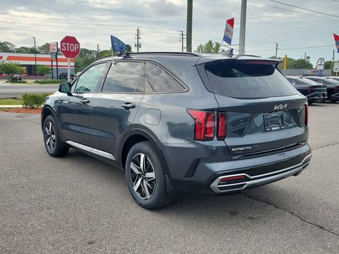 Certified 2023 Kia Sorento S FWD image 4