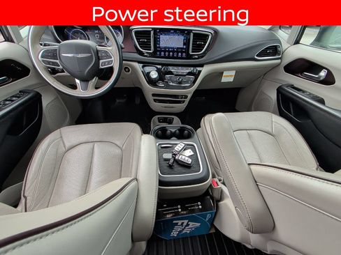 Used 2020 Chrysler Pacifica Limited w/ Tire & Wheel Group FWD image 28