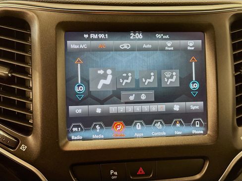 Used 2019 Jeep Cherokee Trailhawk w/ Comfort/Convenience Group AWD/4WD image 24