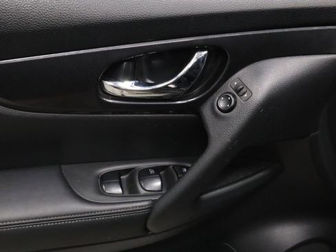 Used 2019 Nissan Rogue SV image 22