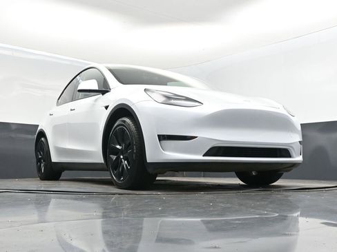Used 2025 Tesla Model Y Long Range image 43