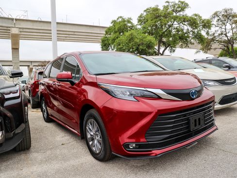 Used 2025 Toyota Sienna XLE w/ XLE Plus Package image 6