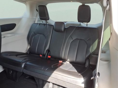 Used 2023 Chrysler Pacifica Touring-L FWD image 22