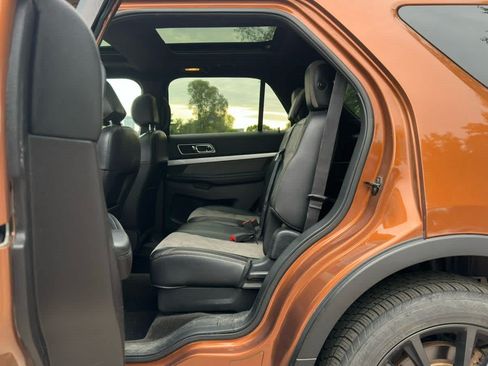 Used 2017 Ford Explorer XLT w/ Equipment Group 202A AWD/4WD image 6