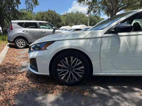 Used 2025 Nissan Altima 2.5 SV FWD image 10