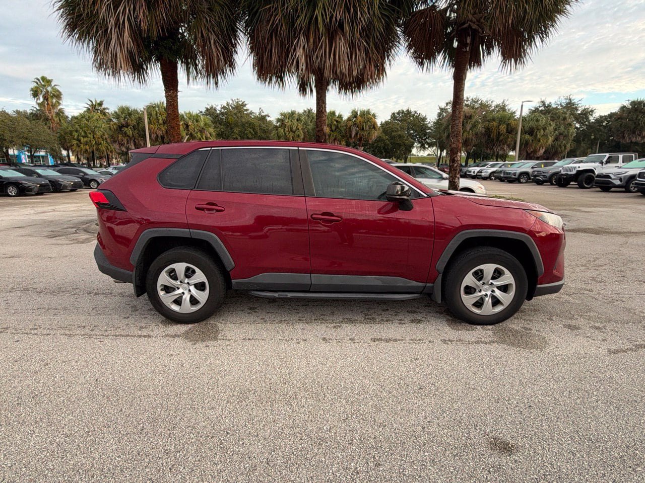 Used 2022 Toyota RAV4 LE FWD image 4