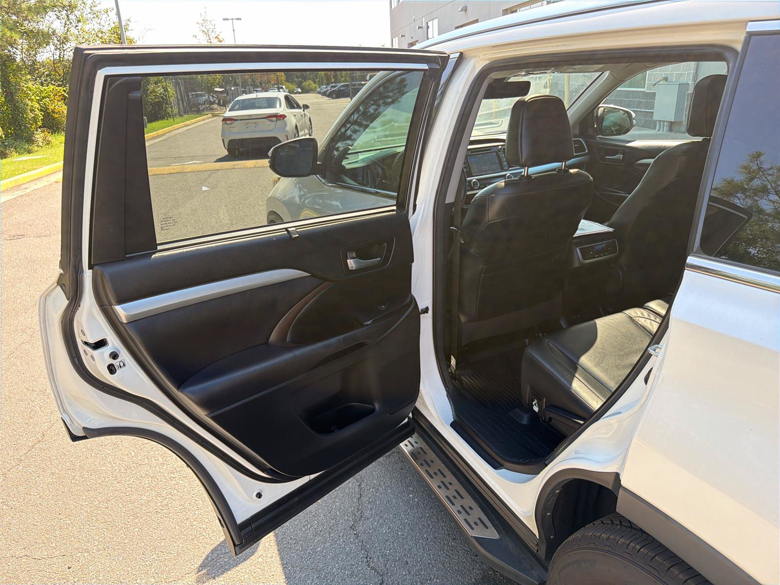 Used 2018 Toyota Highlander XLE AWD/4WD image 32