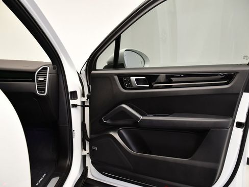 Used 2022 Porsche Cayenne image 47