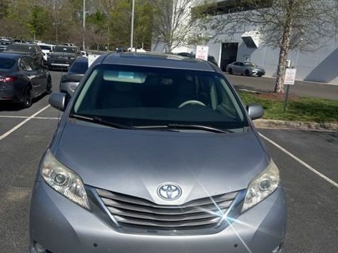 Used 2013 Toyota Sienna XLE image 2