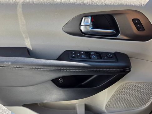 Used 2023 Chrysler Pacifica Touring-L FWD image 31