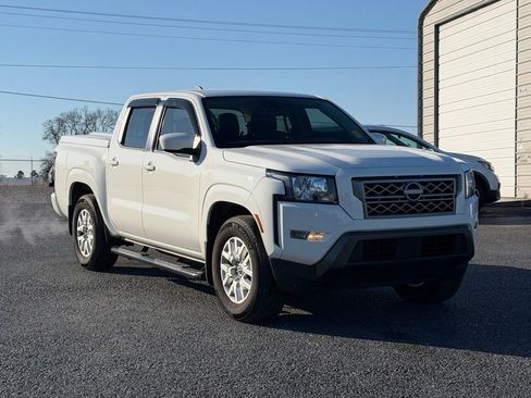 Used 2022 Nissan Frontier SV image 2