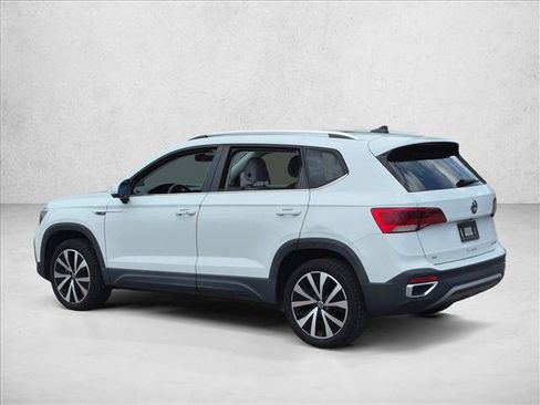 Used 2023 Volkswagen Taos SE w/ Panoramic Sunroof Package FWD image 7
