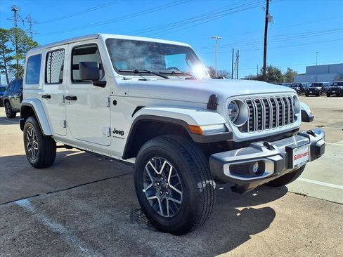 Used 2025 Jeep Wrangler Sahara image 2