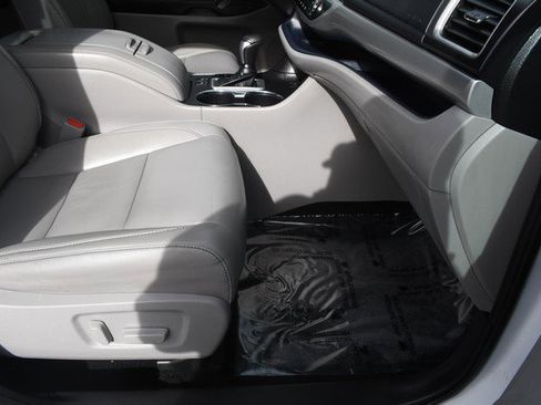 Used 2019 Toyota Highlander XLE w/ Carpet Mat Package (TMS) image 26