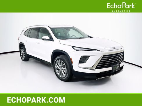 Used 2025 Buick Enclave Preferred FWD image 1