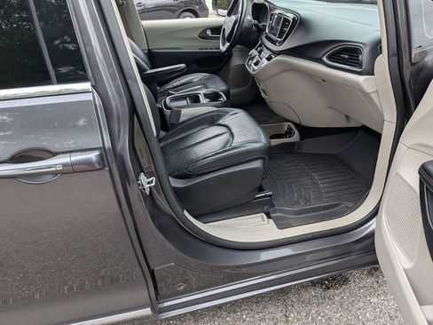 Used 2018 Chrysler Pacifica Touring-L w/ Tire & Wheel Group FWD image 26