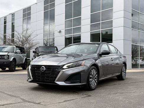 Used 2024 Nissan Altima 2.5 SV image 2