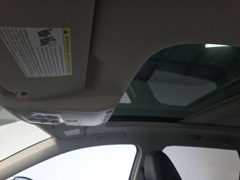 Used 2022 Volkswagen Taos SE w/ Panoramic Sunroof Package image 8