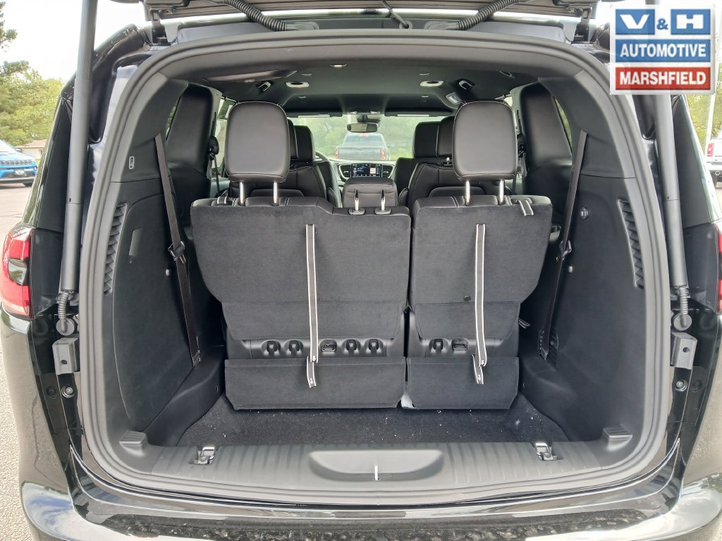 New 2027 Chrysler Pacifica Select FWD image 30