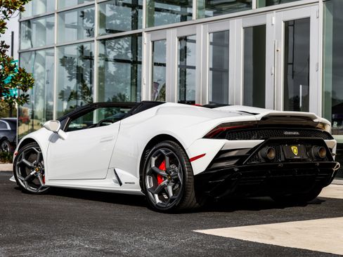 Used 2024 Lamborghini Huracan EVO image 16