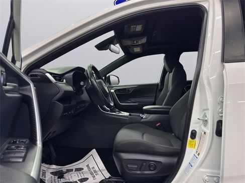 Used 2021 Toyota RAV4 SE image 9