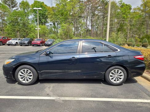 Used 2017 Toyota Camry LE image 4