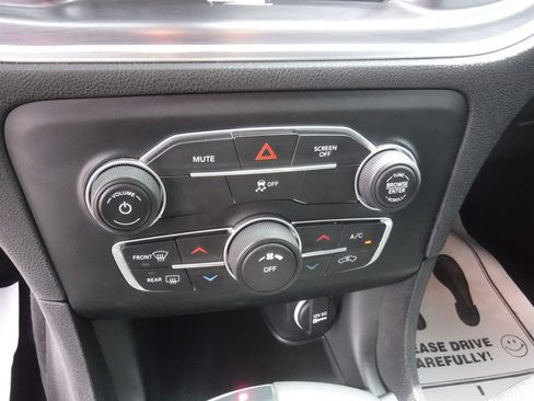 Used 2017 Dodge Charger SE RWD image 12