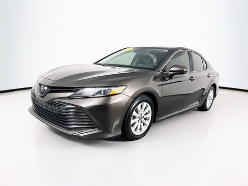 Used 2019 Toyota Camry LE image 3