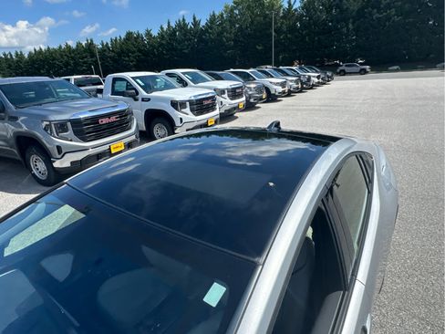 Used 2024 Toyota Prius XLE FWD image 11