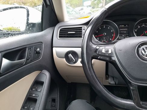 Used 2017 Volkswagen Jetta SE FWD image 16