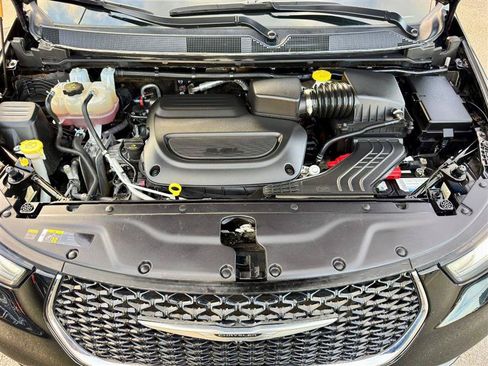 Used 2024 Chrysler Pacifica Touring-L FWD image 10