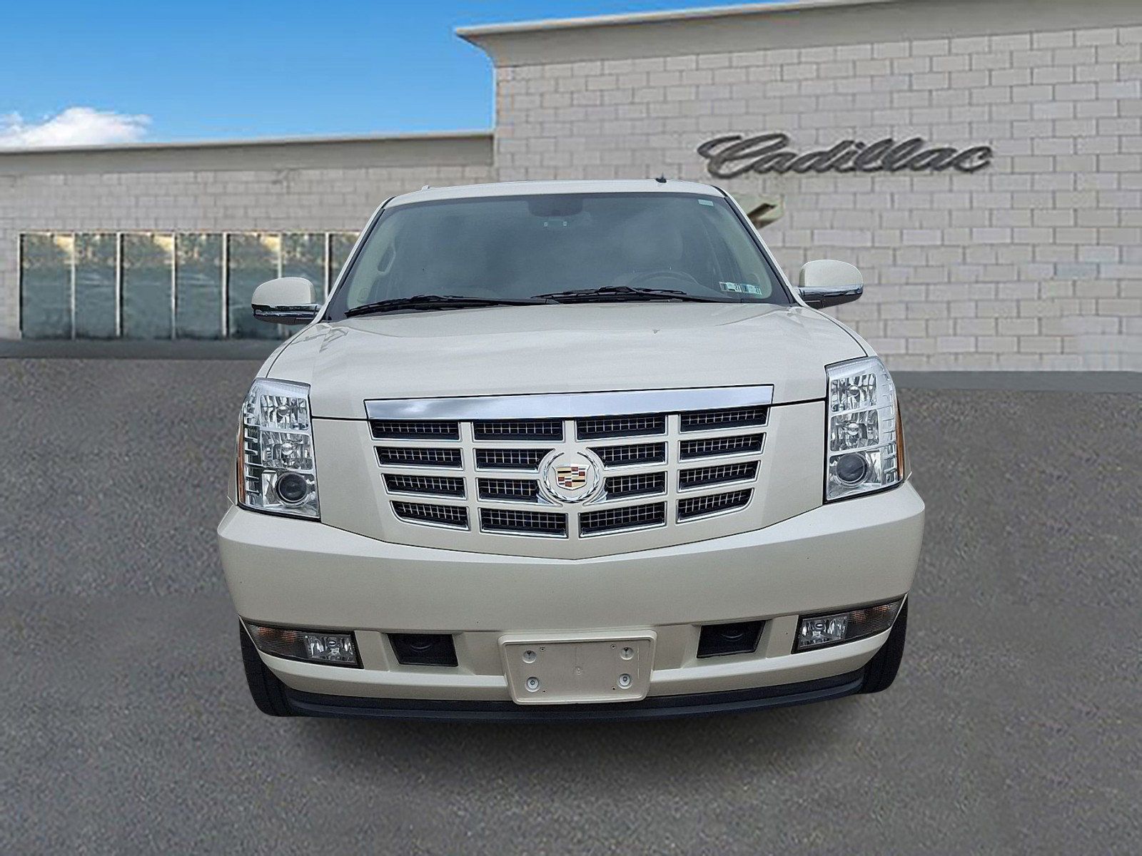 Used 2014 Cadillac Escalade Luxury AWD/4WD image 2
