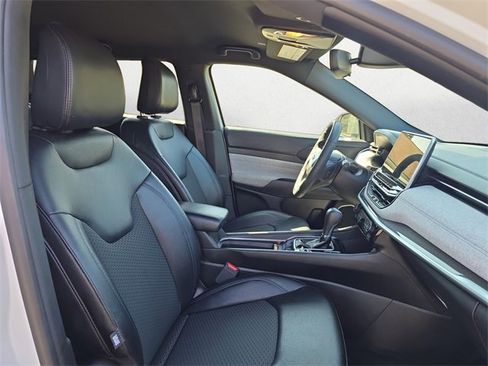 Used 2024 Jeep Compass Latitude image 15