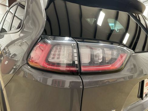 Used 2022 Jeep Cherokee Latitude Lux w/ Sun & Sound Group AWD/4WD image 25
