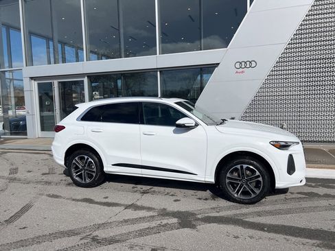 Used 2025 Audi Q5 Premium w/ Convenience Package image 13