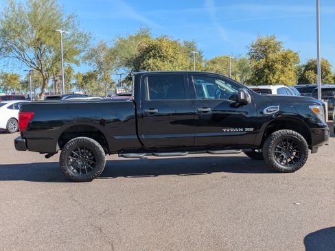 Used 2022 Nissan Titan SV w/ SV Convenience Package image 2