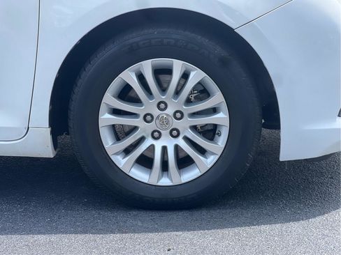 Used 2014 Toyota Sienna XLE w/ XLE Premium Package FWD image 31