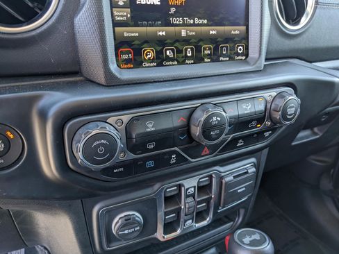 Used 2022 Jeep Wrangler Unlimited Sahara image 23