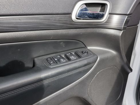Used 2019 Jeep Grand Cherokee Altitude AWD/4WD image 15
