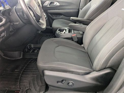 Used 2018 Chrysler Pacifica Touring Plus w/ S Appearance Package image 12