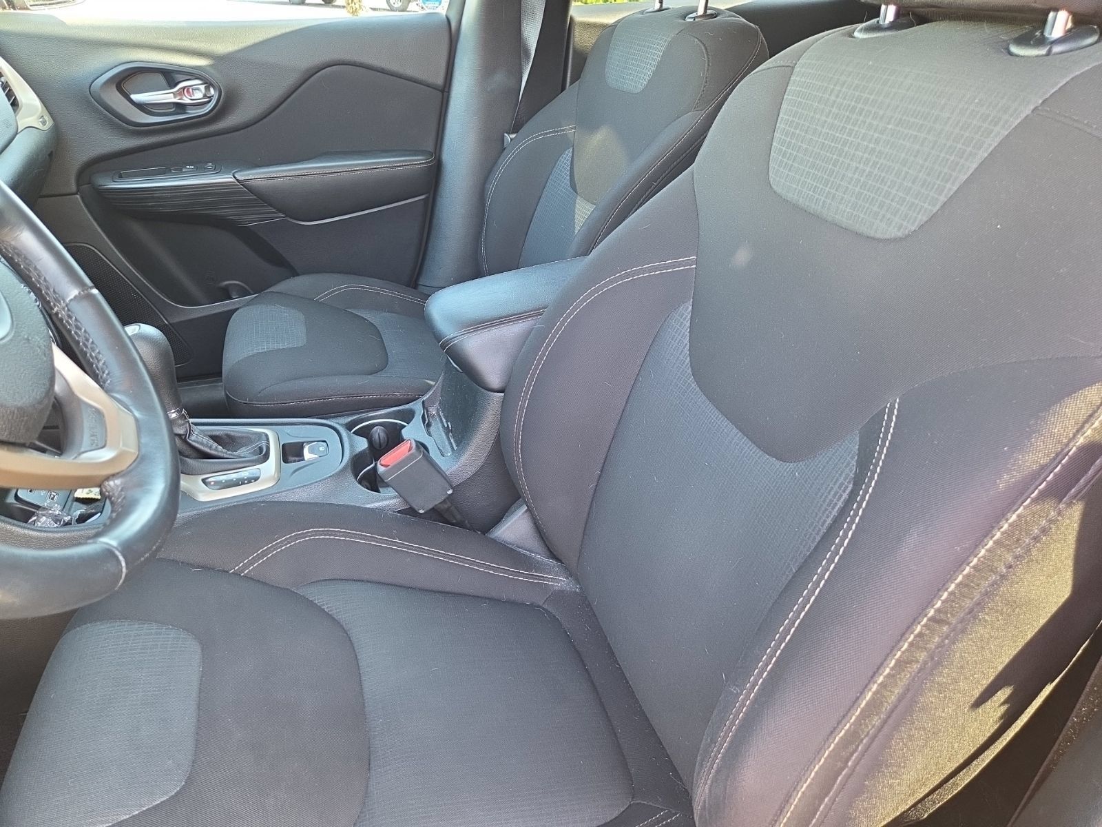 Used 2016 Jeep Cherokee Latitude FWD image 14