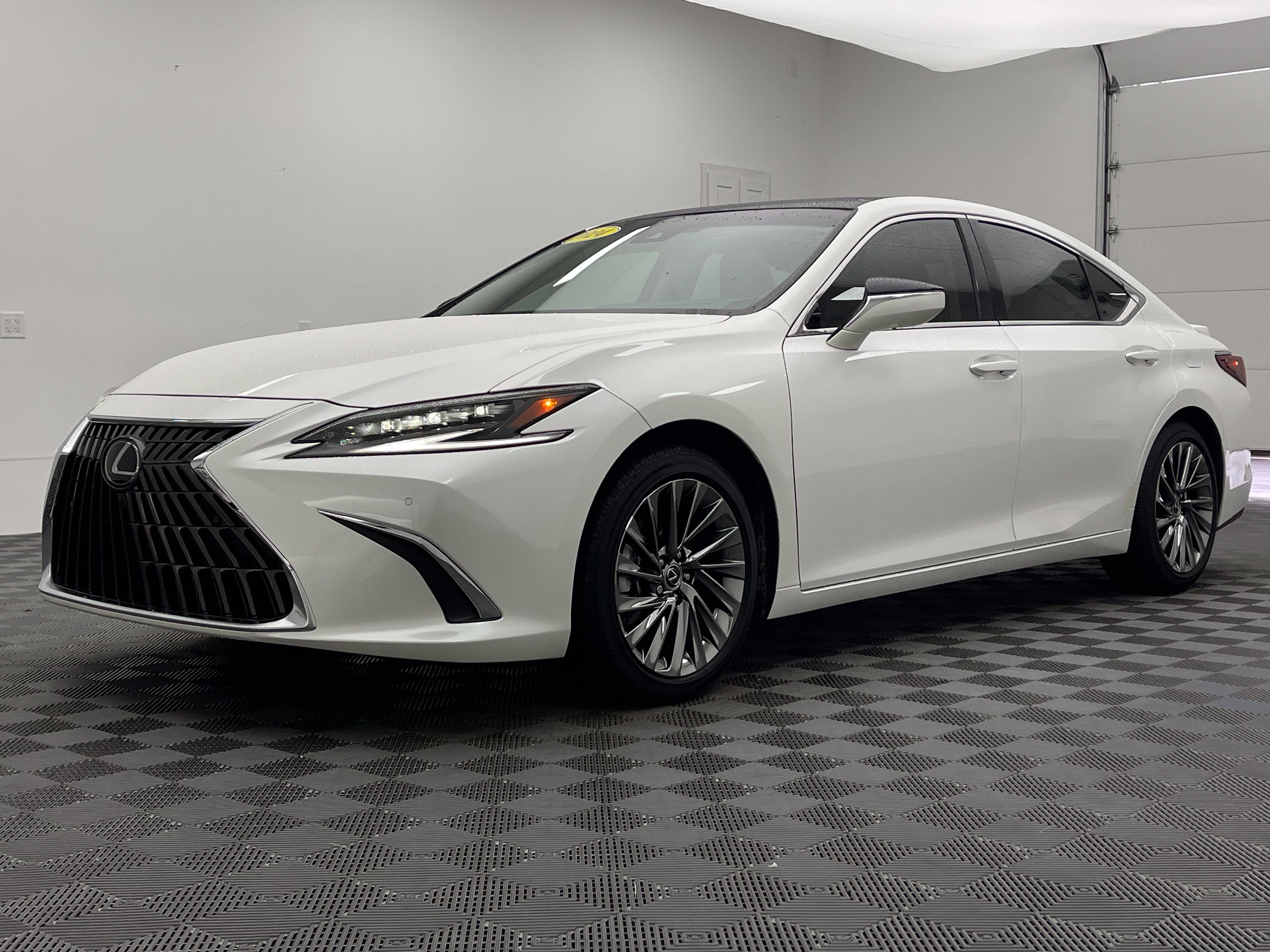 Used 2024 Lexus ES 350 Ultra Luxury w/ Accessory Package (Z2) FWD image 2