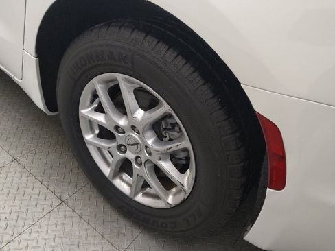 Used 2023 Chrysler Pacifica Touring-L FWD image 31
