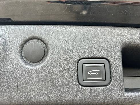 Used 2023 Chevrolet Equinox RS FWD image 19