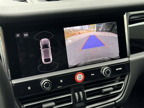 Used 2025 Porsche Macan image 26