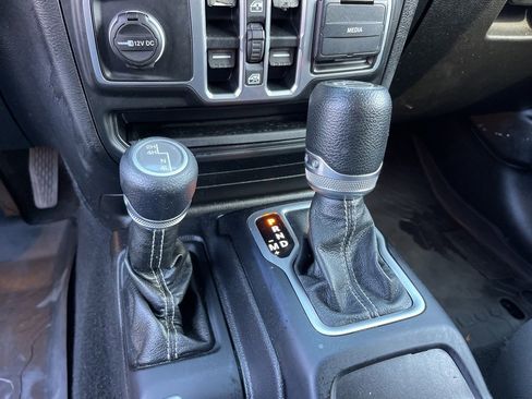 Used 2018 Jeep Wrangler Unlimited Sahara image 14